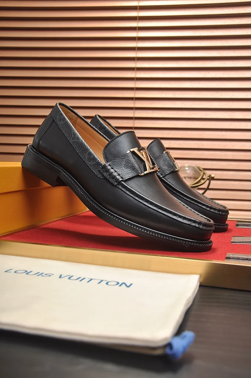 Men's men's shoes 💰560💶 [LV] (original single cowhide lining) 🍀LV's latest genuine leather business suit shoes are launched simultaneously on the official website. The first-layer cowhide imported from Italy is made of heavy gold, 💥1:1 rubber outsole from the official website. Versatile to wear, high-end without losing class, and the color combination is extraordinary. This four-season style is alluring when worn on your feet, showing off your big-name flair. Standard code 38-45 (45 customized)